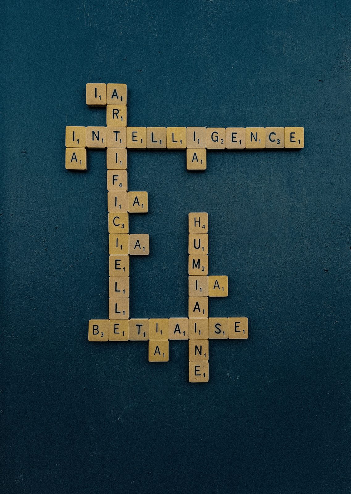 Fichas de Scrabble formando la palabra Intelligence Artificielle
