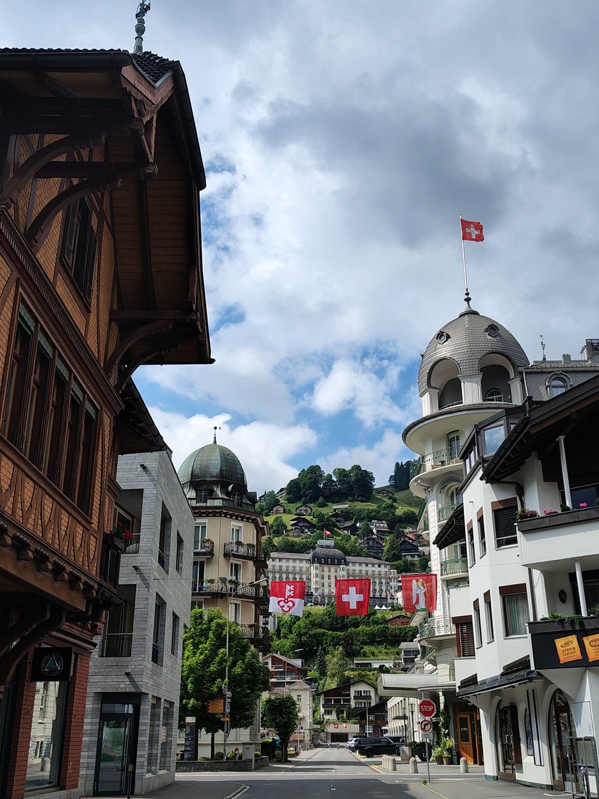 Calle de una localidad suiza con banderas de Suiza y de cantones