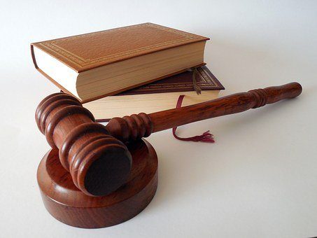 Martillo de juicio y libros de leyes