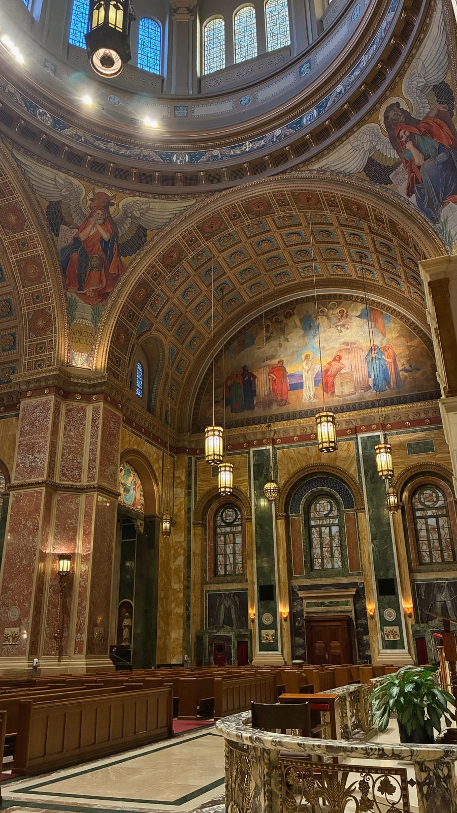 Fachada de la Catedral de San Mateo Apóstol, Washington