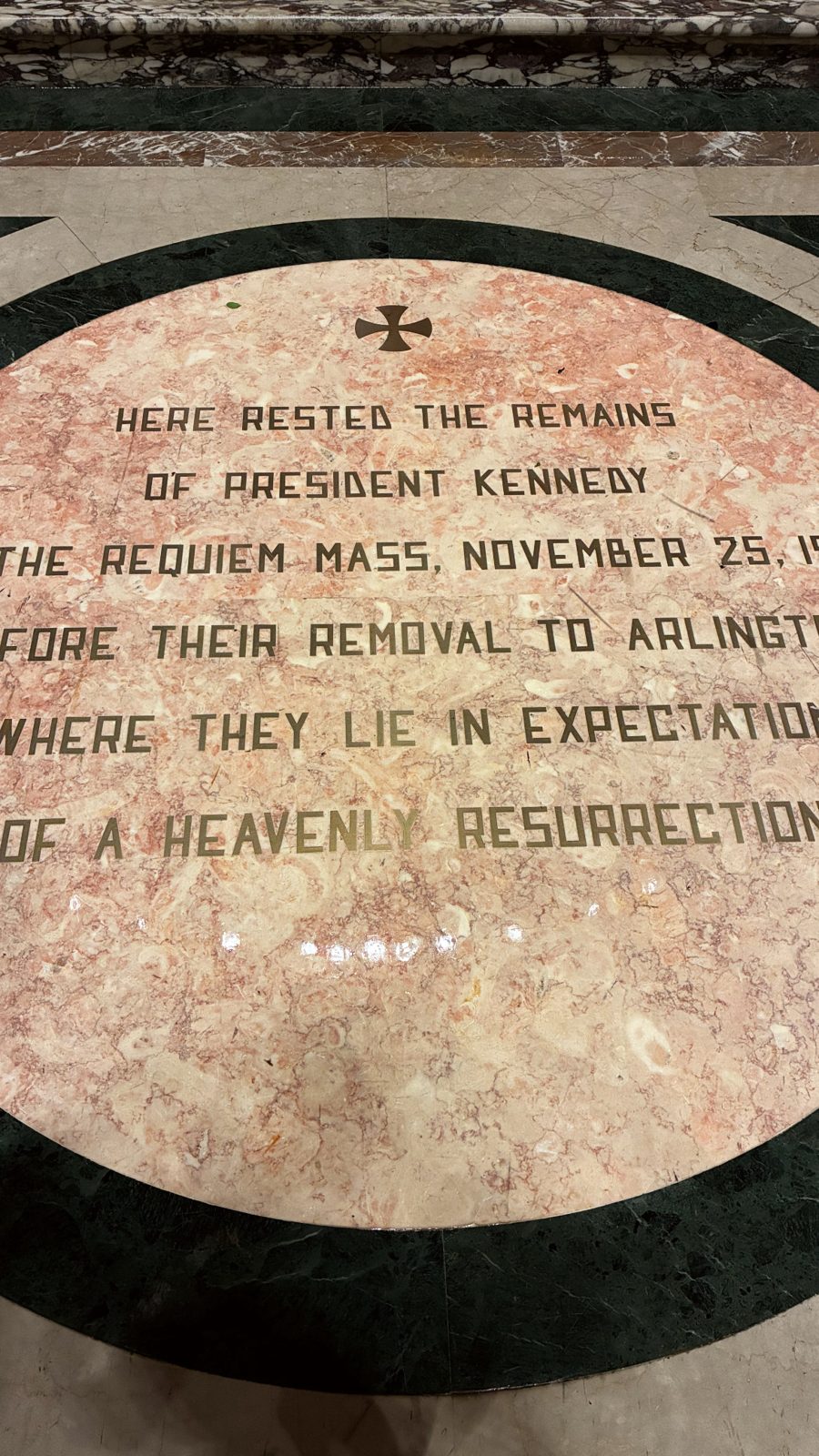 Inscripción en el suelo que recuerda el funeral de John F. Kennedy